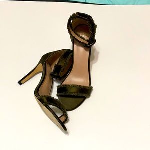 NWT Mix No 6 army green heels